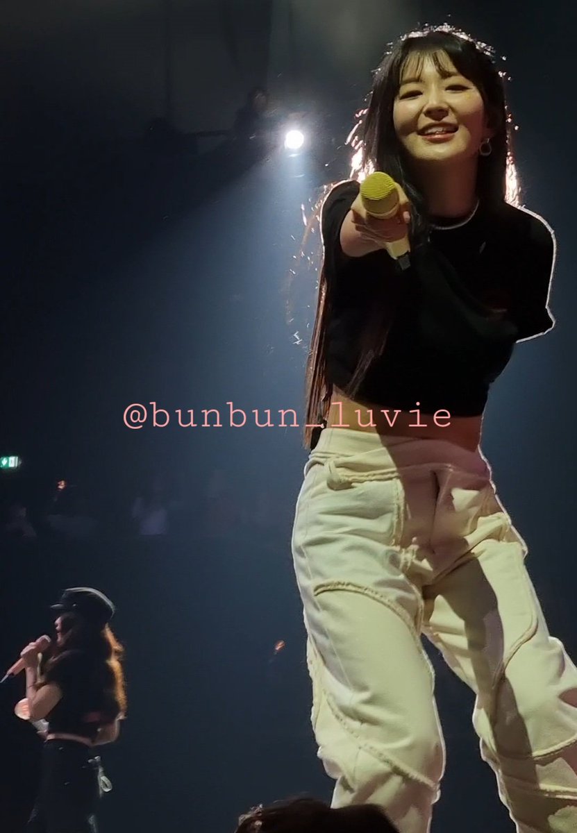 ill be posting pics and vids of the R to V concert in Berlin as i slowly go through them
this is one of the best stills i've found so far.

#RedVelvet #RtoVinBerlin #RedVelvetinBerlin #SEULGI #슬기