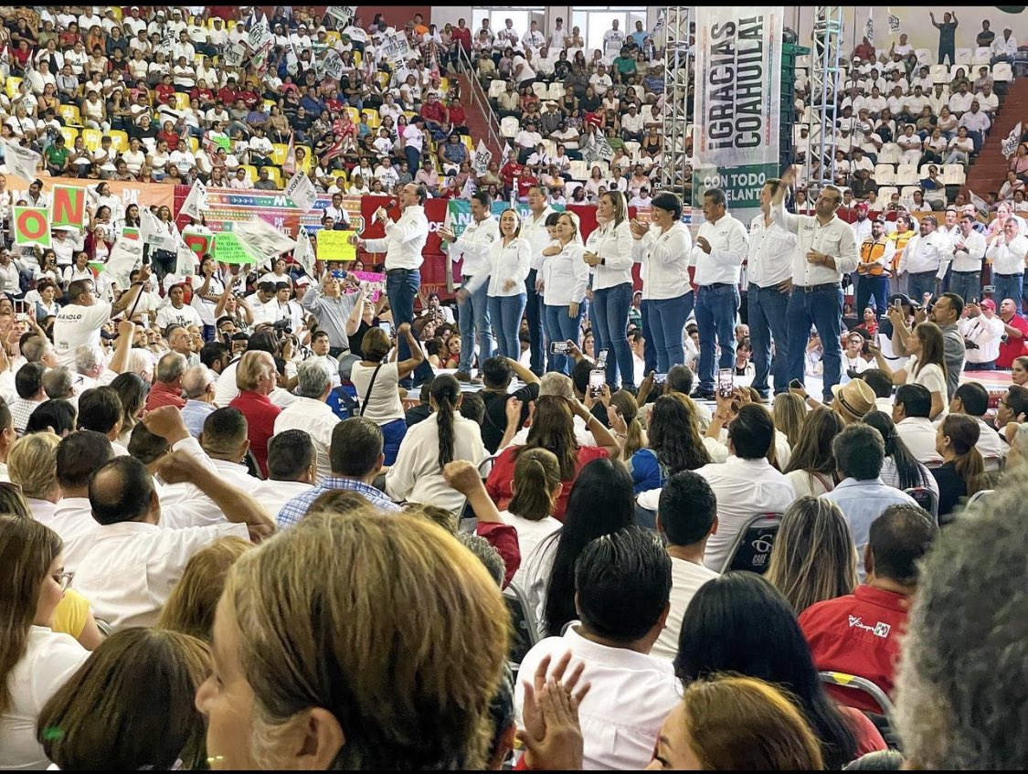 EduardoOlmosC's tweet photo. Gran cierre de campaña en la laguna de quien será el próximo Gobernador de #Coahuila @manolojim y de nuestras candidatas y candidatos a Diputados locales.

#PaDelanteCoahuila https://t.co/p59rFs2P6M