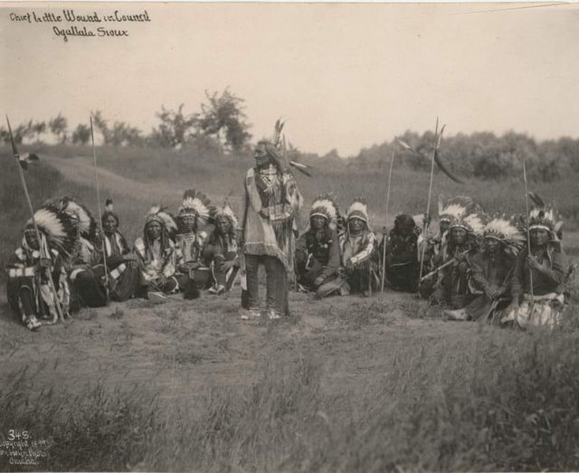 Chief Little Wound's leadership skills left a legacy

lakotatimes.com/articles/chief…

 Little Wound in council with other Indians, wearing a feather headdress