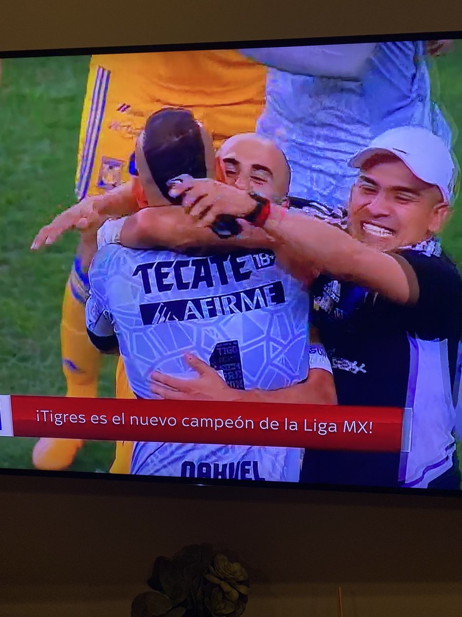 RobSchneider's tweet photo. FELICIDADES CAMPEÓN ⁦@TigresOficial⁩ 
3 a 2 !!!! https://t.co/3qB8IRLfSm