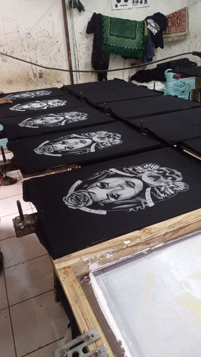 kalo ada yang mau bikin kaos ato switer ato makloon sablon boleh ya dm