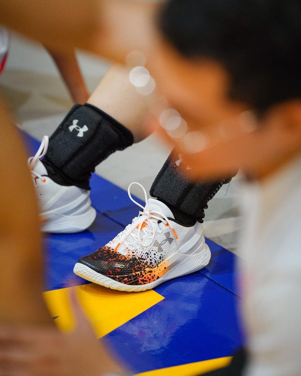 MoradoNation's tweet image. 05292023 Jia’s IG update (1/2)

“Another retro release has been added to Curry’s signature line!🔥

Check out the Curry 2 Low FloTro with its new straight fire colorway “Chef Curry” Featuring UA Flow cushioning technology, making it lightweight, bouncy and grippy.
#UnderArmourPH”