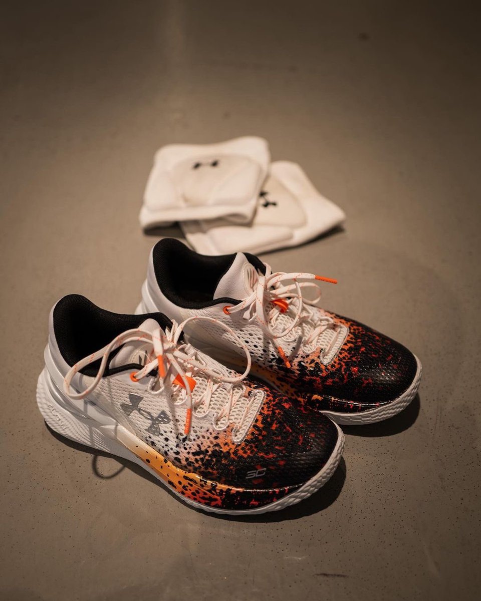 MoradoNation's tweet image. 05292023 Jia’s IG update (2/2)

“Another retro release has been added to Curry’s signature line!🔥

Check out the Curry 2 Low FloTro with its new straight fire colorway “Chef Curry” Featuring UA Flow cushioning technology, making it lightweight, bouncy and grippy.
#UnderArmourPH”