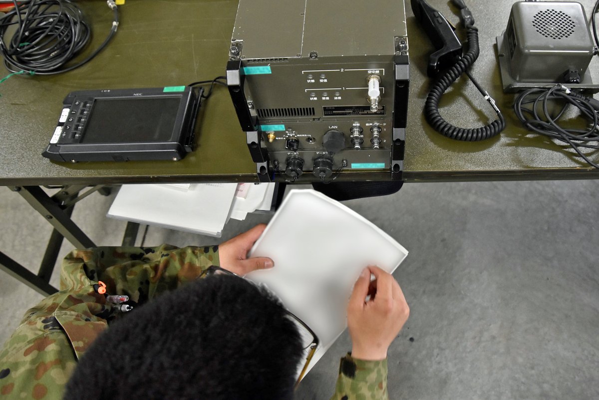 JGSDF_Nayoro's tweet image. #第３即応機動連隊 は「令和５年度陸士特技課程初級部隊ネットワーク」を行っています。
隊員達は野外線の縛着や #無線機 の取扱い要領 #ＬＡＮケーブル の作成など行い #通信手 として職務遂行に必要な知識及び技能の修得に努めています。
#陸自 #自衛隊 #名寄駐屯地 #通信 #教育 #女性隊員 #縛着