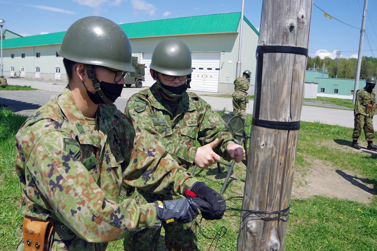 JGSDF_Nayoro's tweet image. #第３即応機動連隊 は「令和５年度陸士特技課程初級部隊ネットワーク」を行っています。
隊員達は野外線の縛着や #無線機 の取扱い要領 #ＬＡＮケーブル の作成など行い #通信手 として職務遂行に必要な知識及び技能の修得に努めています。
#陸自 #自衛隊 #名寄駐屯地 #通信 #教育 #女性隊員 #縛着