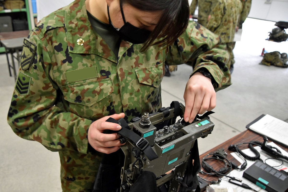 JGSDF_Nayoro's tweet image. #第３即応機動連隊 は「令和５年度陸士特技課程初級部隊ネットワーク」を行っています。
隊員達は野外線の縛着や #無線機 の取扱い要領 #ＬＡＮケーブル の作成など行い #通信手 として職務遂行に必要な知識及び技能の修得に努めています。
#陸自 #自衛隊 #名寄駐屯地 #通信 #教育 #女性隊員 #縛着