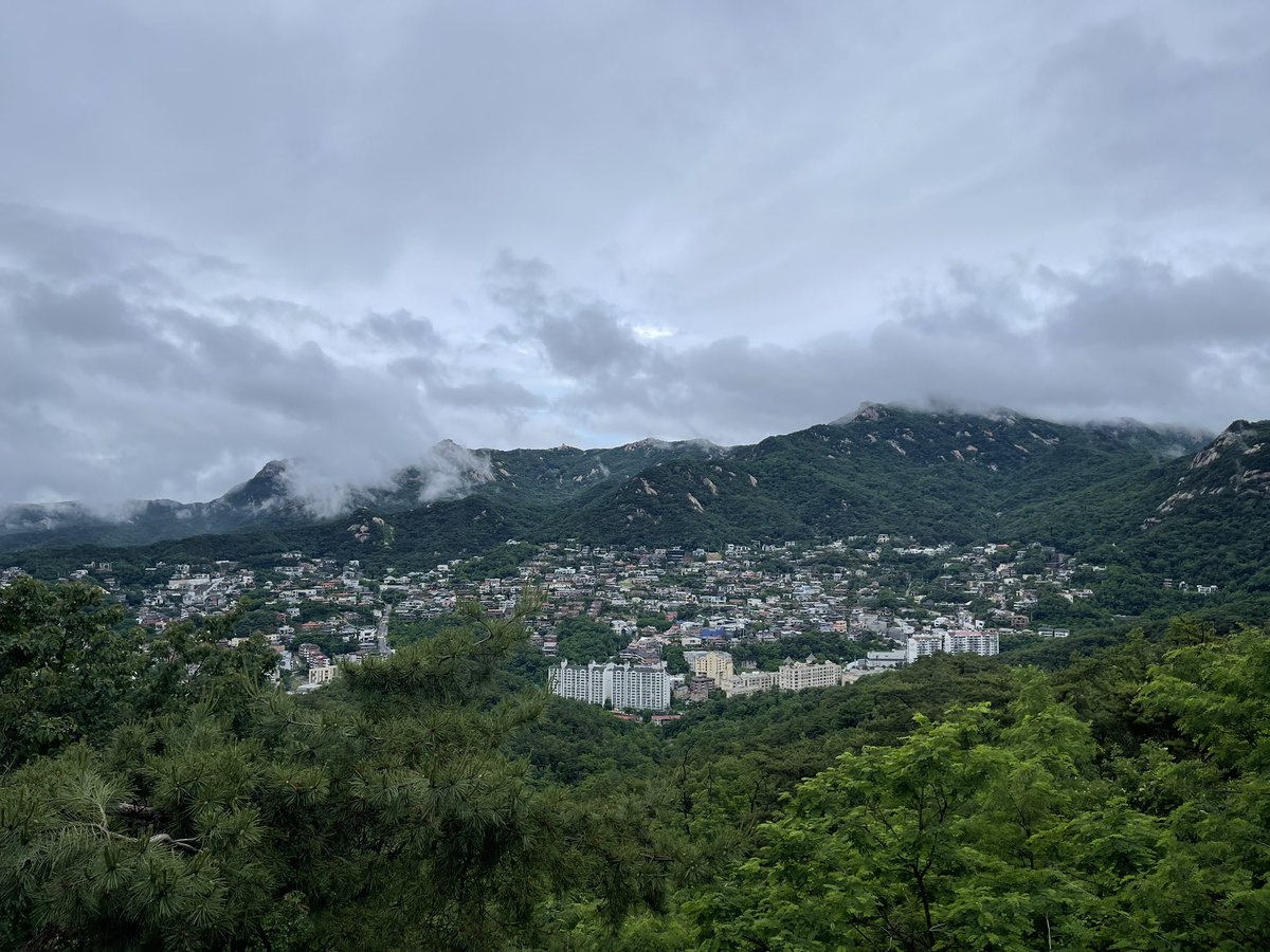 keepkeepon's tweet image. 최대한 뒷차 없게 하려고 아침 일찍 나선 북악스카이웨이 팔각정. 카페도 편의점도 안 연 시간이기도 했지만 또 내려갈 길이 걱정인 초보는 뷰를 즐길 심적 여유가 없다. 후다닥 인증샷만 찍고 두시간 무료주차되는 광화문 교보로. 그동안 책 많이 산 보람을 여기서 찾네!