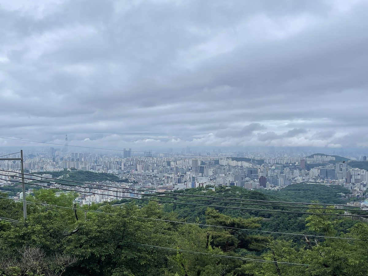 keepkeepon's tweet image. 최대한 뒷차 없게 하려고 아침 일찍 나선 북악스카이웨이 팔각정. 카페도 편의점도 안 연 시간이기도 했지만 또 내려갈 길이 걱정인 초보는 뷰를 즐길 심적 여유가 없다. 후다닥 인증샷만 찍고 두시간 무료주차되는 광화문 교보로. 그동안 책 많이 산 보람을 여기서 찾네!