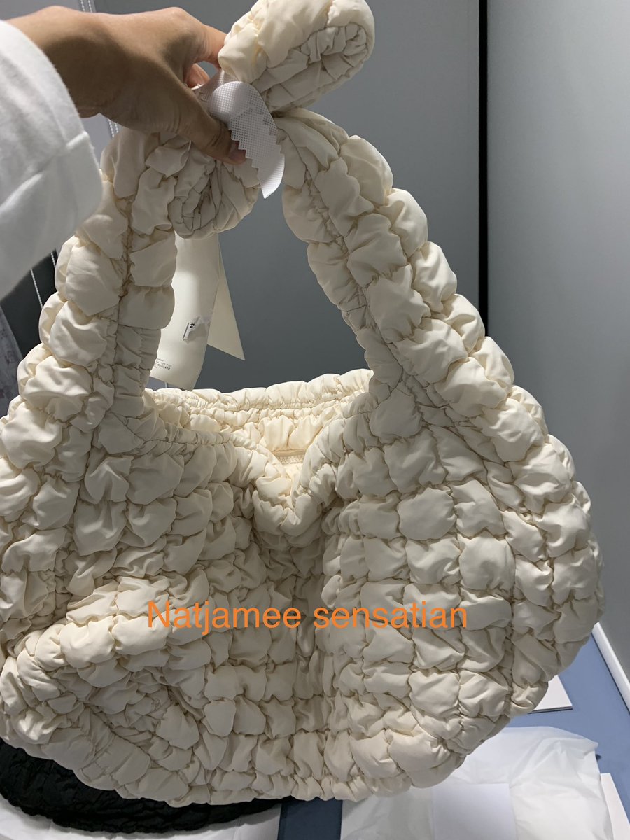 nh_dizzy's tweet photo. พร้อมส่งค่ะ COS quilted bag oversized สีเบจ/สีขาว/off white มือ 1
ออกจากชอปมาเลเซีย suria klcc ของแท้ 💯 🇲🇾(มีใบเสร็จ มีถุงให้ ถ้าอยากได้ถุงต้องขอพับถุงนะ)

💸 ราคา 3550 บาท💸 รวมส่งเอกชนนะคะ
#cos #cosbag #cosqulited #cosพร้อมส่ง #costhailand #cosกระเป๋า #ตามหาcos #cosเจนนี่ https://t.co/IKmH3Z7OGQ