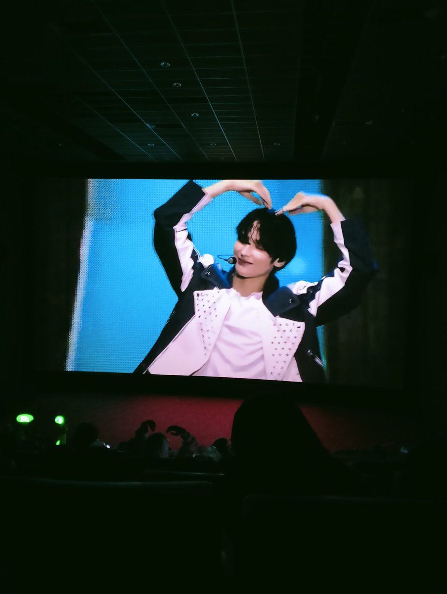 itsayskyline's tweet photo. live viewing tengok tiak yeonjun and taehyun punya abs. so worth it ΛαΛ
#TXTASMinMY https://t.co/WlDIHkBHv1