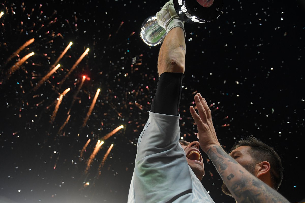 andreaaidej's tweet photo. 📸 Nahuel Guzman y el cielo festejando el campeonato. 🐯🏆 https://t.co/m7ml6WpR6e