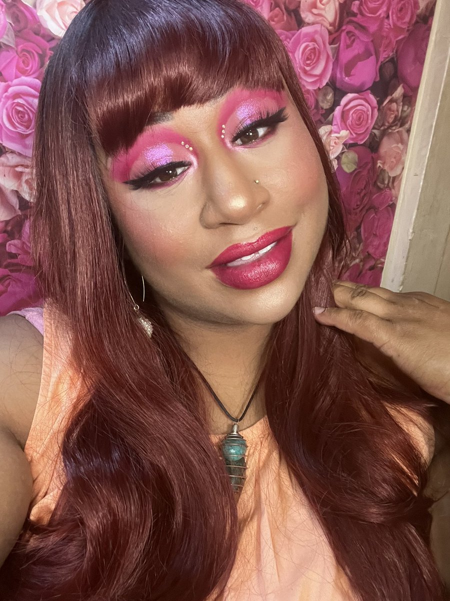 MakeupbyDoubled's tweet photo. #pinkeyeshadow #makeup @ProfusionCo festival palette @COVERGIRL T50 matte foundation +sweet seduction blush @Honest matte primer @milanicosmetics sun kissed cheek kiss @NYXCosmetics wonder stick medium @Maybelline vinyl ink in capricious @wetnwildbeauty golden flower highlight https://t.co/ovaRFEgMvr