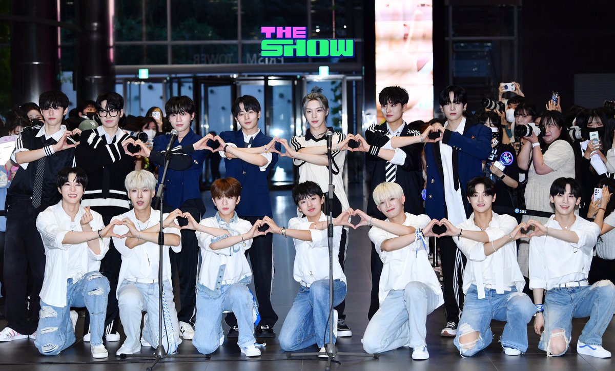 theshow_offcl's tweet photo. #더쇼 의 퇴근길 라이브 [NEW #퇵길아웃! :#퇴근럽웅❤️] 의 순간포착 포토 털이 시간! 
퇴근길 포토를 마구마구 풀어드립니다❤️‍🔥 
앞으로도 더쇼의 럽웅럽웅한 퇴근길 많관럽웅❤️
#FANTASYBOYS @fantasyboys_ https://t.co/PZL4zsTEms