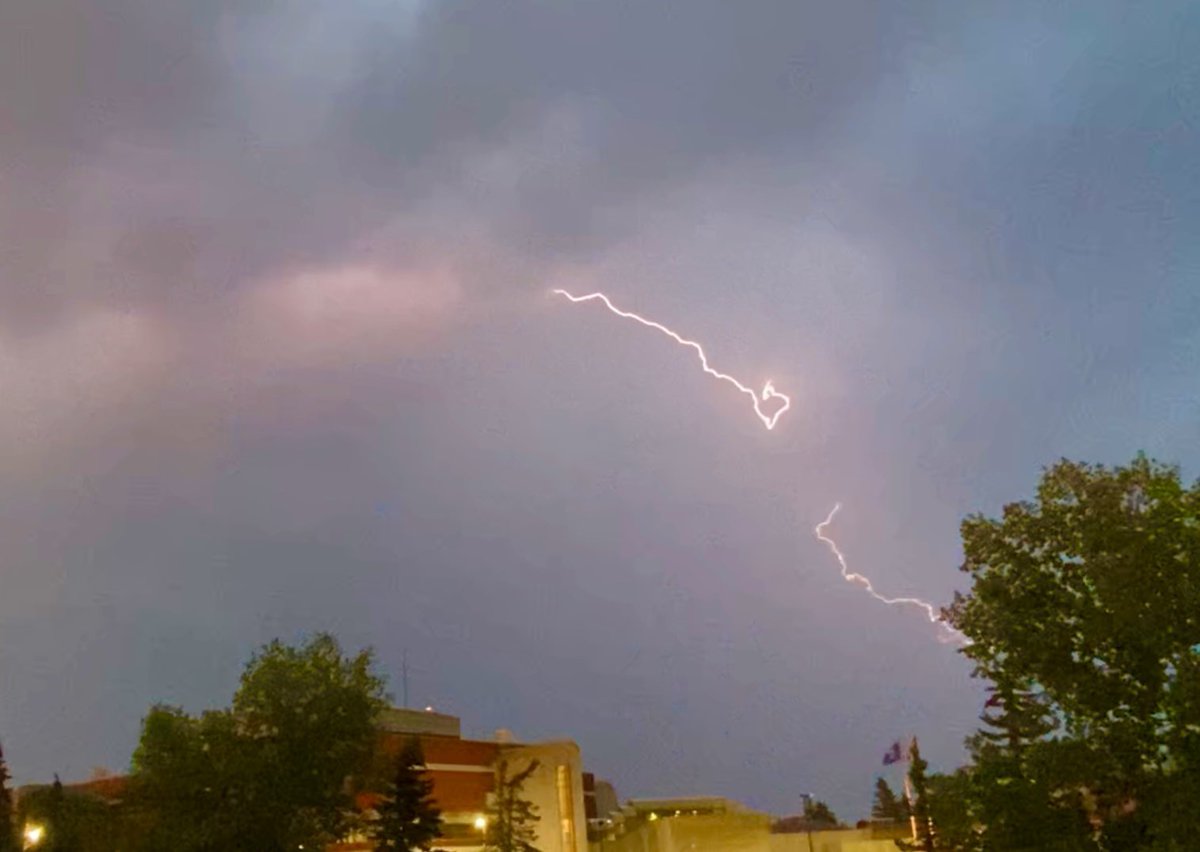 ChristinaKottm2's tweet photo. I love thunderstorm season! My phone definitely doesn’t do these photos justice. Always better in person. 😊 #thunderstorm #lightning #storm #HobbyPhotographer #weather #NighttimeRainbow #natureza #Nature_Lover https://t.co/C52LpfJLKf
