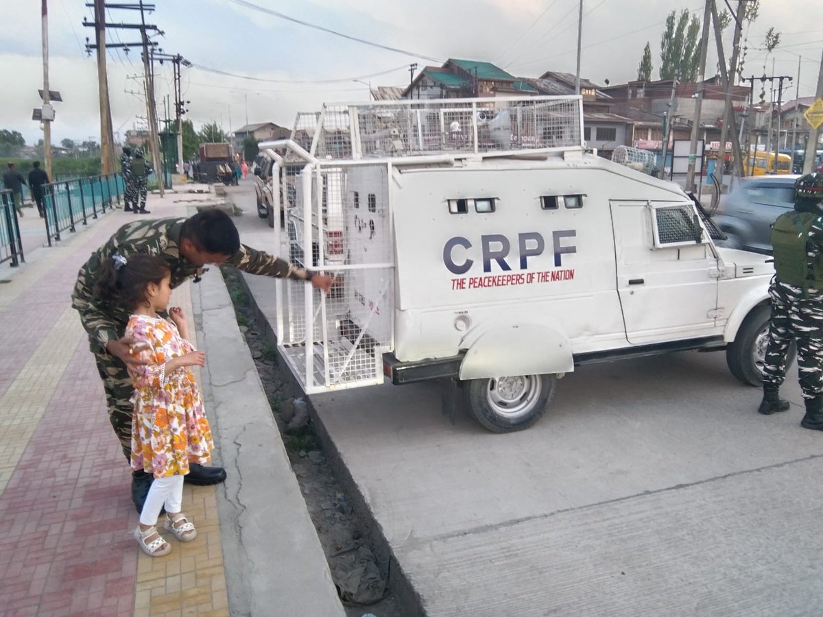 Northrange717's tweet photo. HELLO CRP UNCLE, little girl Fatima of Baba Demb area Sringar J&amp;K came to 2IC of @23BNCRPF @crpf_srinagr @crpfindia when he was there for supervising deployment. He fulfilled her wish to sit in #BPGypsy. This is another step to #kashmirbadalrhahai #nayakashmir #kashmirlovespeace https://t.co/XGYo9S8IRc