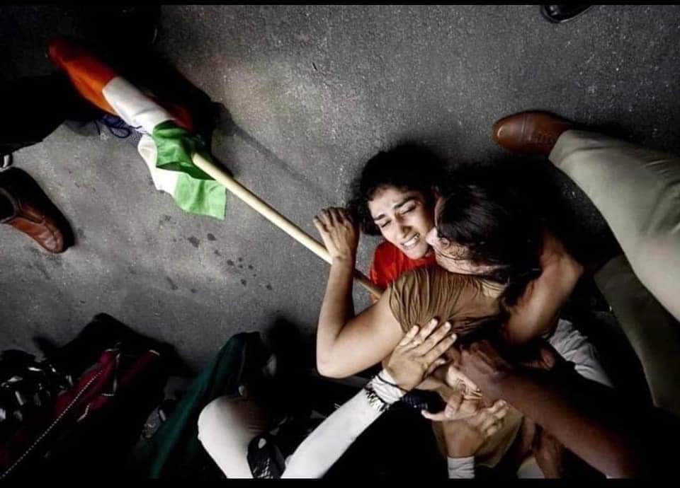 MechTechPankaj's tweet image. ज़रा मुल्क के रहबरों को बुलाओ
ये कुचे, ये गलियां, ये मंजर दिखाओ
जिन्हें नाज़ है हिन्द पर उनको लाओ
जिन्हें नाज़ है हिन्द पर वो कहां हैं? 
____ साहिर लुधियानवी