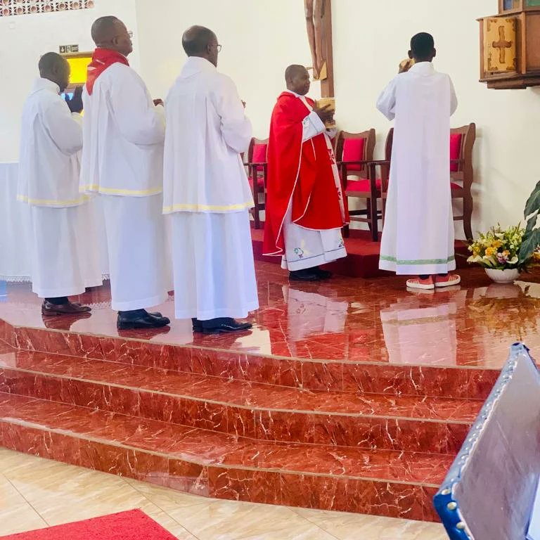 ParuwasiKIM's tweet photo. Kucyumweru tariki 28/5/2023 kuri Paruwasi ya Kimihurura hizihijwe umunsi mukuru wa Pentekosti. mugitambo cya misa aho habayemo n’umuhango wo gusenderezwa Roho Mutagatifu ku ba charismatiques babyiteguye.
#bua
#kimihurura
#HolySpirit https://t.co/EsCmSqtz9h
