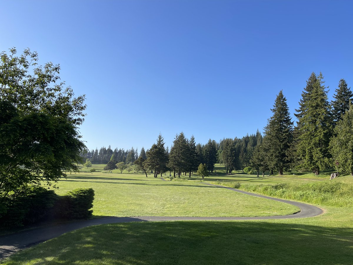 Met the great Will at Coos Golf Club today. I shot 39 on the front 9. Hopefully I can keep that going for tomorrow. #coosgolfclub #bandon #golftwitter