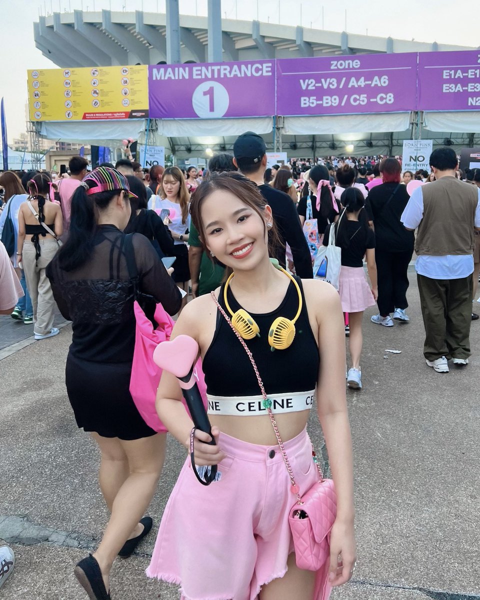 vowowww's tweet photo. ครั้งแรกที่ BLACKPINK มาไทยโดนโกงบัตรชุดใหญ่…ต้นปีที่ผ่านมา ซื้อบัตรไว้ก่อน แต่ลูกขอคลอดก่อน…วันนี้ได้ดูอย่างอิ่มเอมใจถึงกับน้ำตาคลอออกมา ฮือออ😭 (ไม่มีอะไรไม่ต้องพยายาม ขนาดดูคอนเสิร์ตเนอะ😂‼️) #BORNPINKinBANGKOK #BLACKPINKEncoreinBangkok https://t.co/nOlYTDTHIC