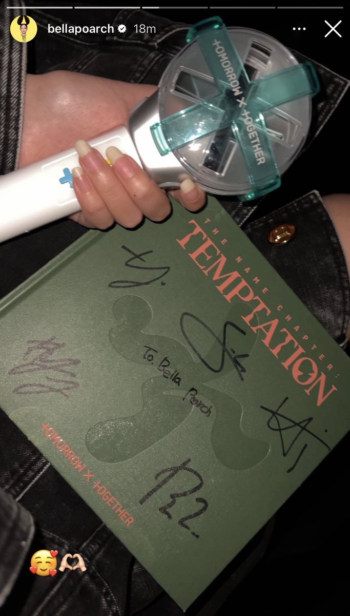 txtarchivee's tweet photo. BELLA GOT A SIGNED ALBUM FROM TXT 😍 https://t.co/kjhV0bHGHt