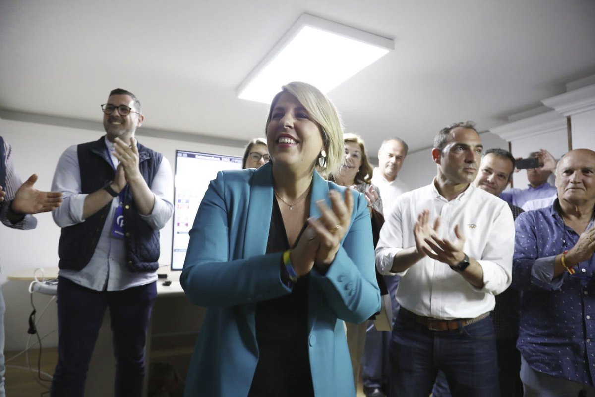 yo_JoaquinBG's tweet photo. Me impresiona que haya ganado Arroyo. Después de lo que ha hecho el PP en el puerto, robarles infraestructuras, colocar a la familia del jefe de basuras Segado, gobernar con Tránsfugas para San Esteban y llenar sus playas de peces muertos, le han dado la victoria. ¿PERDÓN? 🤮 https://t.co/ghkPmQGd0n
