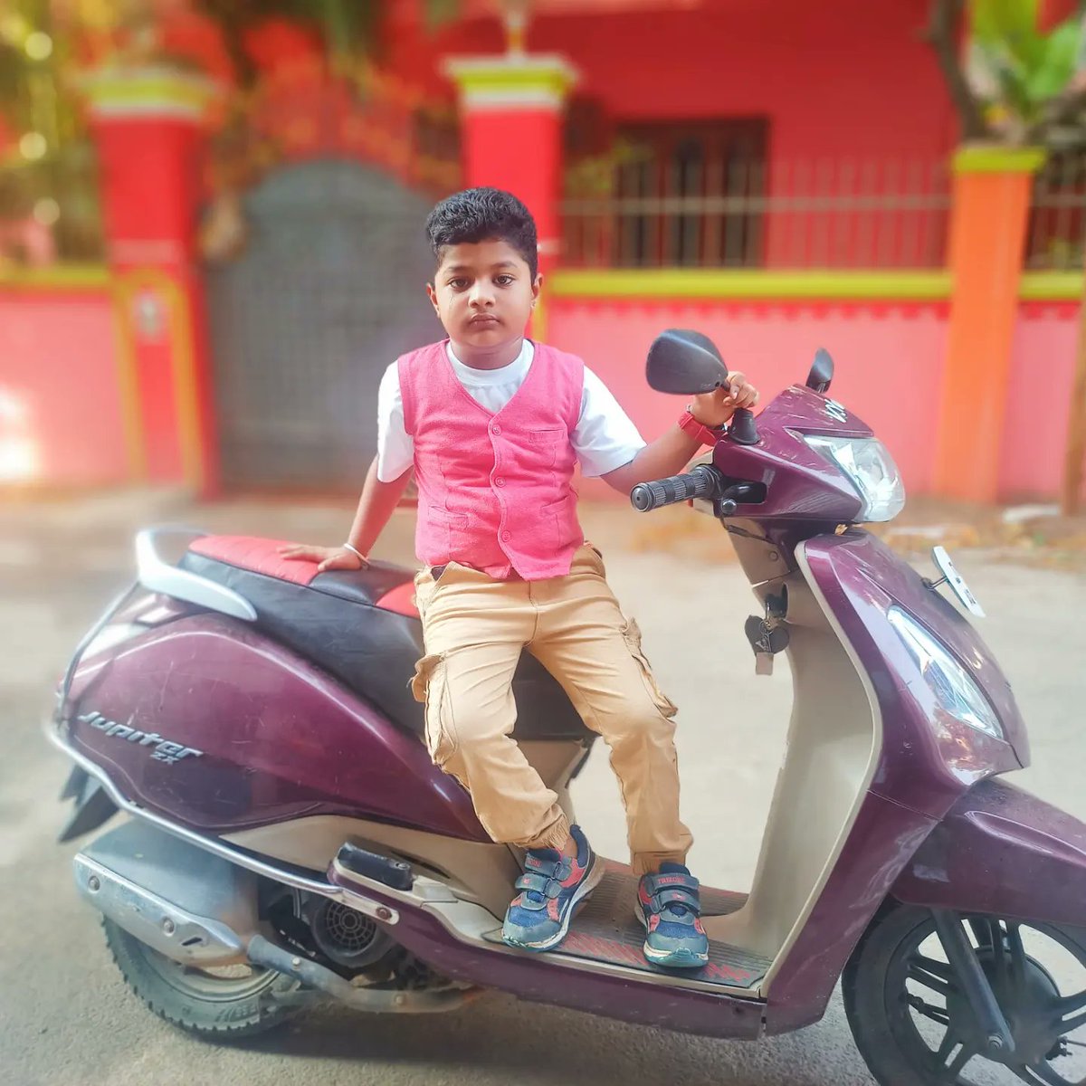 U1_Master's tweet photo. Yuvan mass style https://t.co/aGJfSd94sM