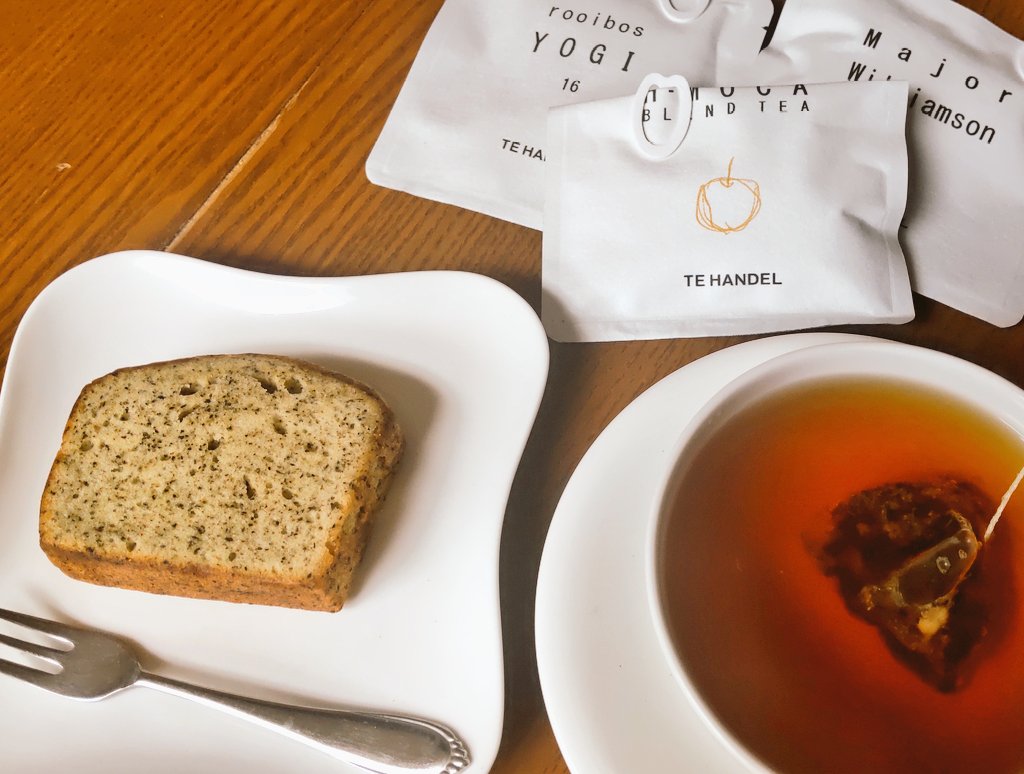 hanbunlibrary's tweet image. 頂いたお茶とケーキを食べる。
このお茶、とってもいい香り。

ふと裏を見たら「加工者」のところに社会福祉法人 #かたつむりの家
販売者は #case5  
デザイン&amp;amp;品質の素晴らしさ。
そしてコンセプト。
tehandel.com/gift-box
もっと価格が高くてもいいのに…と思う。