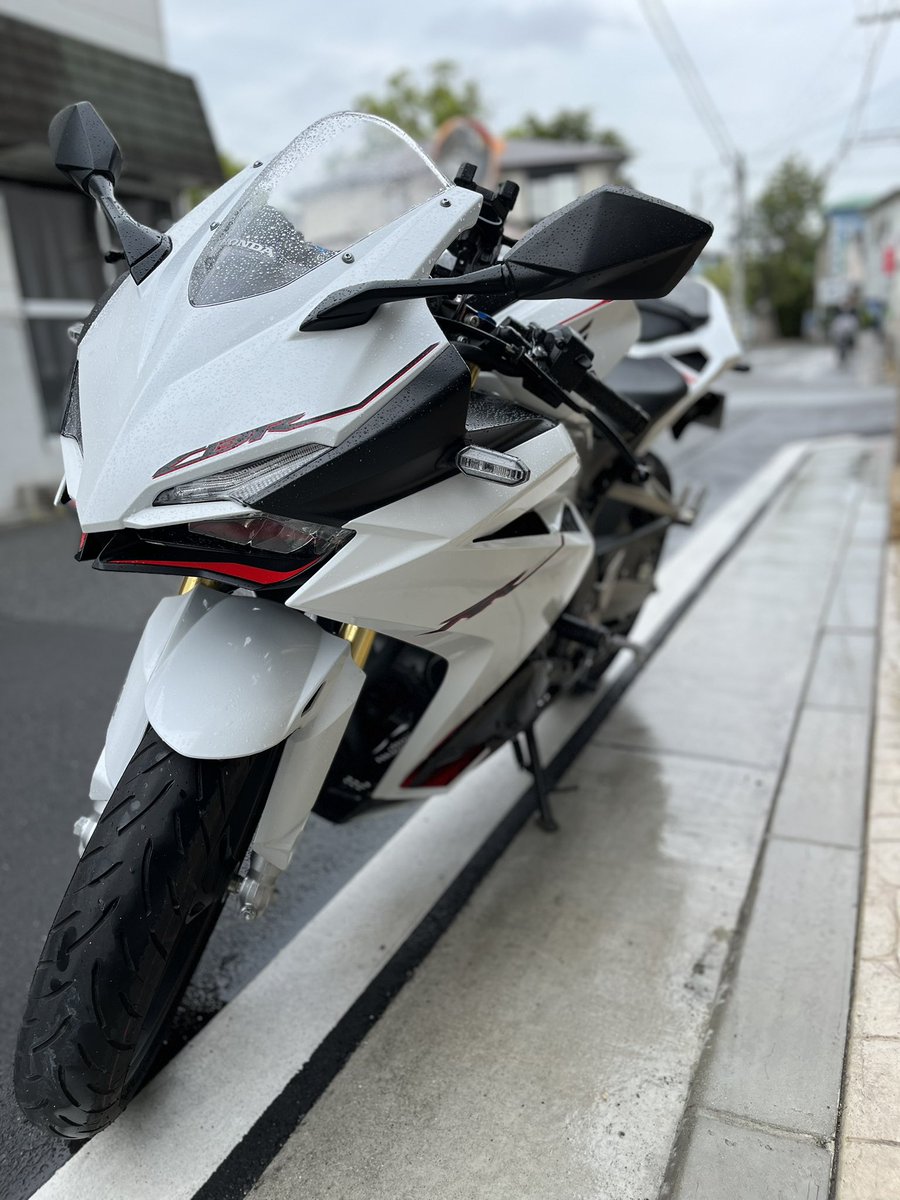 eriored's tweet photo. #cbr250rr 納車しました！！

1800㌔しか走ってない車両なんでこれからバチくそに乗り回してこうと思います！！
しかしこれから当分は雨… https://t.co/DyRWqdowjo