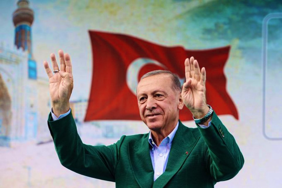 Mentre i politici si congratulano con Erdogan che promette di rimanere al potere fino alla tomba, penso a giornalisti, attivisti e intellettuali, ingiustamente incarcerati in 🇹🇷 
Penso ai curdi e alle vittime di violenza dopo l’uscita della Turchia dalla Convenzione di Istanbul.