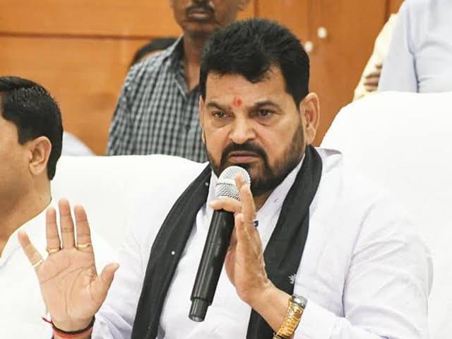 SimpleSuni's tweet photo. "NOT GUILTY UNTILL PROVEN"

ದೇಶಕ್ಕೆ "ಕೀರ್ತಿ" "ಪದಕ" ತಂದ ಕ್ರೀಡಾ"ಪಟು"ಗಳನ್ನು  ಈ ರೀತಿ ಎಳೆದೊಯ್ಯೋವುದನ್ನು ನೋಡಲು ಬೇಸರ ತರುತ್ತದೆ....
ವಿಷಯ ಇಷ್ಟು ಗಂಭೀರವಾದಮೇಲೆ 'ದೊಡ್ಡವರು' ಹೋಗಿ ಮಾತನಾಡುವುದು ಉತ್ತಮ...
ಕಂಪ್ಲೇಂಟ್ ಆಗಿದೆ ಕೋರ್ಟ್ ಅಲ್ಲಿದೆ.. ನ್ಯಾಯಲಯದ ನಂಬಿಕೆ ಇಡಲೇಬೇಕು...
ಆದರೆ
#BrijBhushanSharanSingh
ಆತ ಮಾಡಿದ್ದಾನೋ ಇಲ್ಲವೋ..ಆತನ ಹಿಂದಿನ ಚಟುವಟಿಕೆ ಗಳನ್ನು ನೋಡಿದರೆ
( ಮರ್ಡರ್ ಮಾಡಿರುವುದನ್ನು ಹೇಳಿದ್ದು... Dawood ಗೆ help ಮಾಡಿರುವುದಕ್ಕೆ ಸಜೆ )
ಅಷ್ಟು ಕಾನೂನು ಬಾಹಿರ ಚಟುವಟಿಕೆಗಳಲ್ಲಿ ಪಾಲ್ಗೊಂಡಿದ್ದು ಆತ ಈ ರೀತಿ (president of wrestling federation of india) post ನಲ್ಲಿ ಇದ್ದಾರೆ ಎಂದರೆ... ಆತ ಕಾನೂನು ಮೇಲೆ ಪ್ರಭಾವ ಬೀರಿದರು ಆಶ್ಚರ್ಯವಿಲ್ಲ..