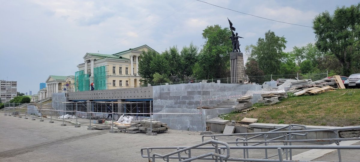 _edi_chan_'s tweet photo. Этот переход построен в 1985 году, вверху была столовая с окнами. С 1990 объект заброшен. Сейчас его передали епархии в безвозмездное пользование. Там строят трапезную для поломников #Екатеринбург https://t.co/puB96ueiCe