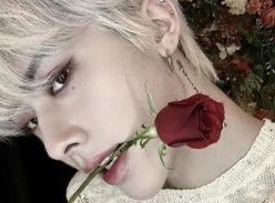 Ricky biting (ze)rose 🌹