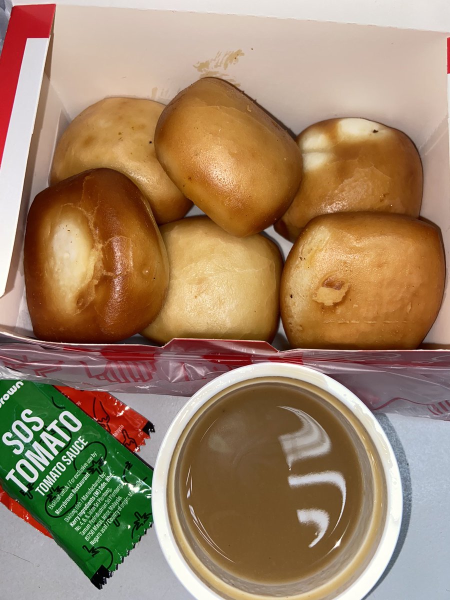 helmyyelmo's tweet photo. Sebab kat twitter ramai post, aku jadi teringin. 

Approved 💯 teruk ya Mantou Marrybrown ni. Cuma aku silap tak amik Crispy Prawn Chili/Cheese Sauce. Aku amik mashed gravy. https://t.co/9XDDwFLO9G