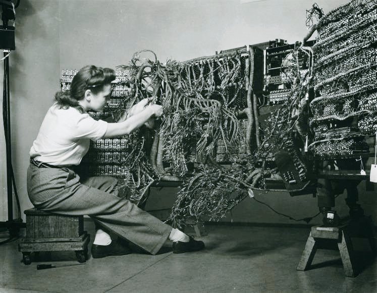 womensart1's tweet image. &apos;Woman wiring an early IBM computer&apos; from the &apos;Documenting Science&apos; series (1938-58) by photographer Berenice Abbott #WomensArt #MondayMotivation