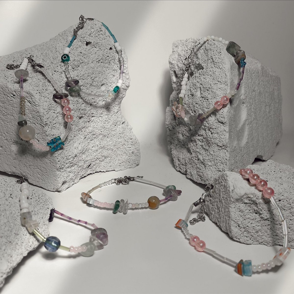 Chocoogie's tweet image. siapa yg suka aksesoris manik manik?🙋🏻‍♀️ aku sama temen aku suka bgt manik manik sampe kita tuh punya beberapa barang dari manik manik🤭 &amp;amp;&amp;amp;&amp;amp; kita mutusin untuk jual manik kreasi kita! cek disini instagram.com/polcaro.id?igs…