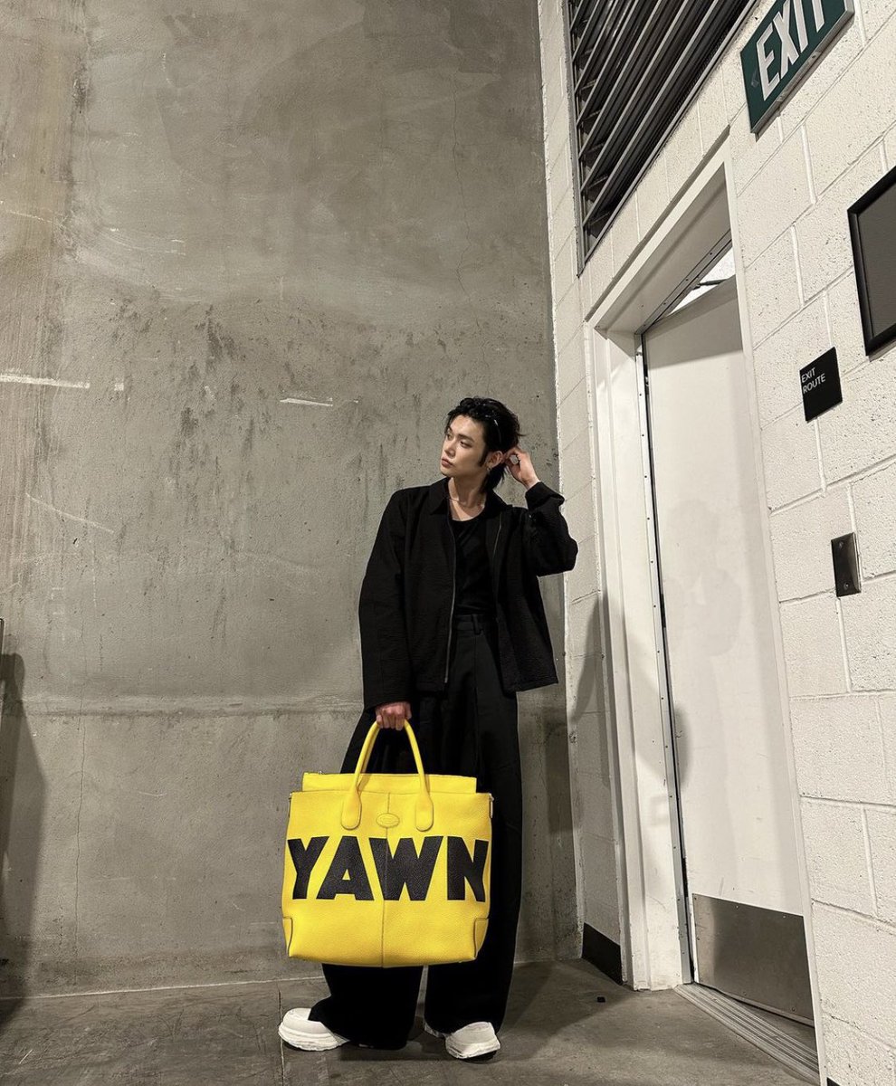 0913zzn_'s tweet photo. 진짜 𝙅𝙊𝙉𝙉𝘼 까리하지 않냐고.. 
솔직히 모델이라고 해도 믿음 
셀럽 인플루언서라고 해도 절대적으로 팔로워가 적은 숫자는 아닐 것 같은데 
이 남자는 이렇게 입고? 
팬들의 환호를 등에 업고 <스타디움> 공연장에서 리허설을 했단 사실이? 
나를 진정한 뚸라이로 만듬;;; https://t.co/KayKpF8EZI