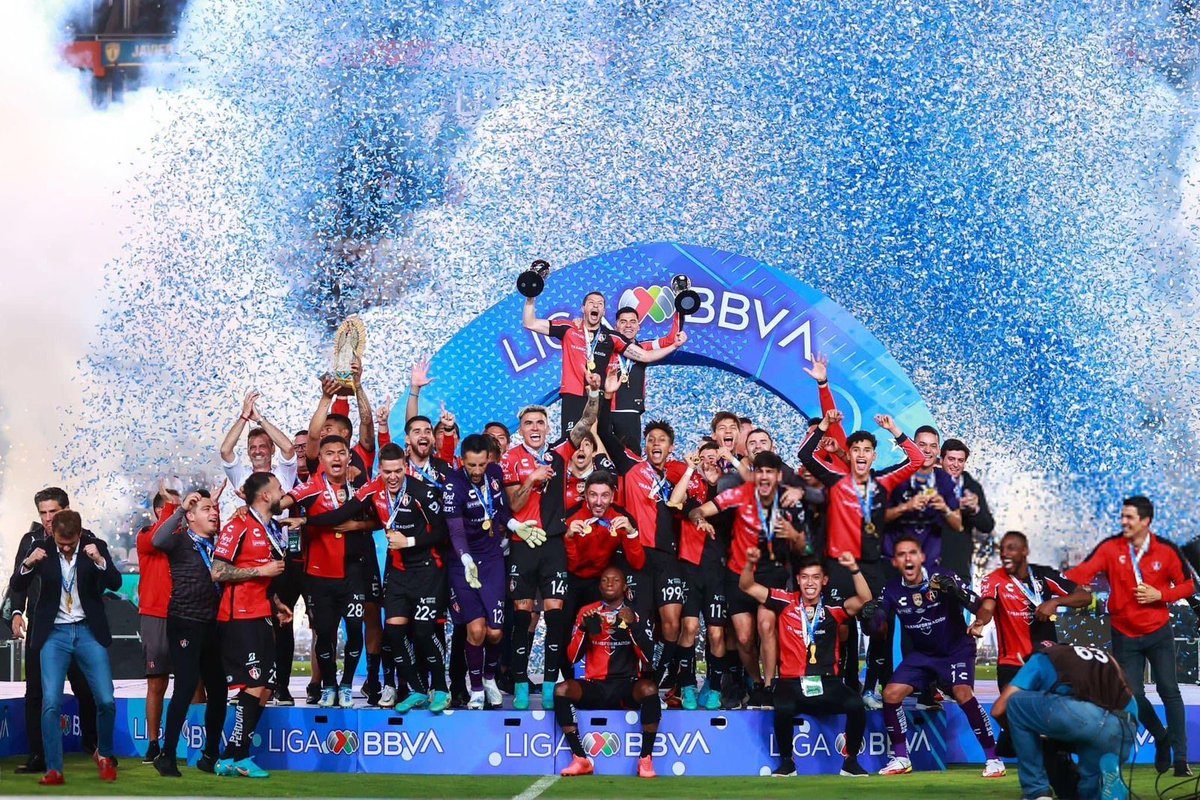 ElPeloyGarcia's tweet photo. Por último...

Qué fácil se veía comprar campeonatos,

qué fácil se veía que tus jugadores fueran hinchas que juegan,

qué fácil se veía que tus canteranos cargaran al equipo,

qué fácil se veía recibir al camión entre un tumulto de amor y locura, 

qué fácil se veía campeonar de local y visitante,

qué fácil se veía cómo se transforma una historia, 

pero no, no, no, no,

El futbol moderno no es para cualquiera, el futbol moderno requiere a personas de bien comprometidas y entregadas, no payasos, besa camisas que lo único que saben hacer es subir historias a Instagram.

¡Y OTRA VEZ, sí, aunque les sangre el hocico, hoy se cumple un año de esa noche escrita a mano, y hoy se demuestra que GUADALAJARA SIGUE SIENDO Y SERA POR SIEMPRE LA CIUDAD DE LA FURIA!

ARRIBA EL ATLAS CABRONES !!!!!