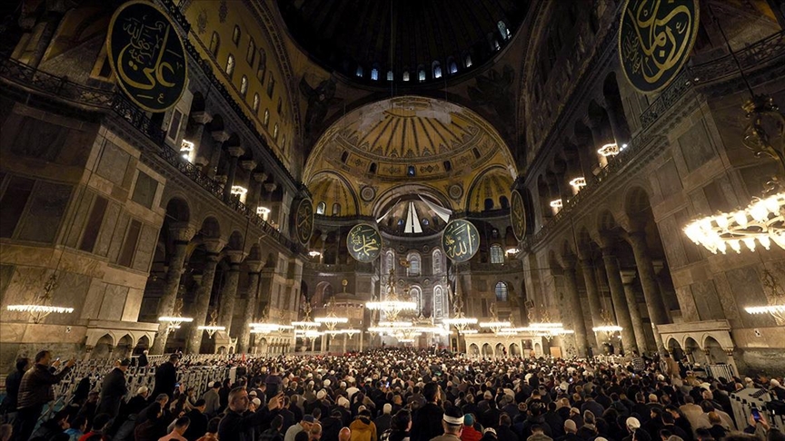 İstanbul'un fethinin 570. yıl dönümü nedeniyle Ayasofya Camisi'nde sabah namazında kutlama programı gerçekleştirildi v.aa.com.tr/2908751