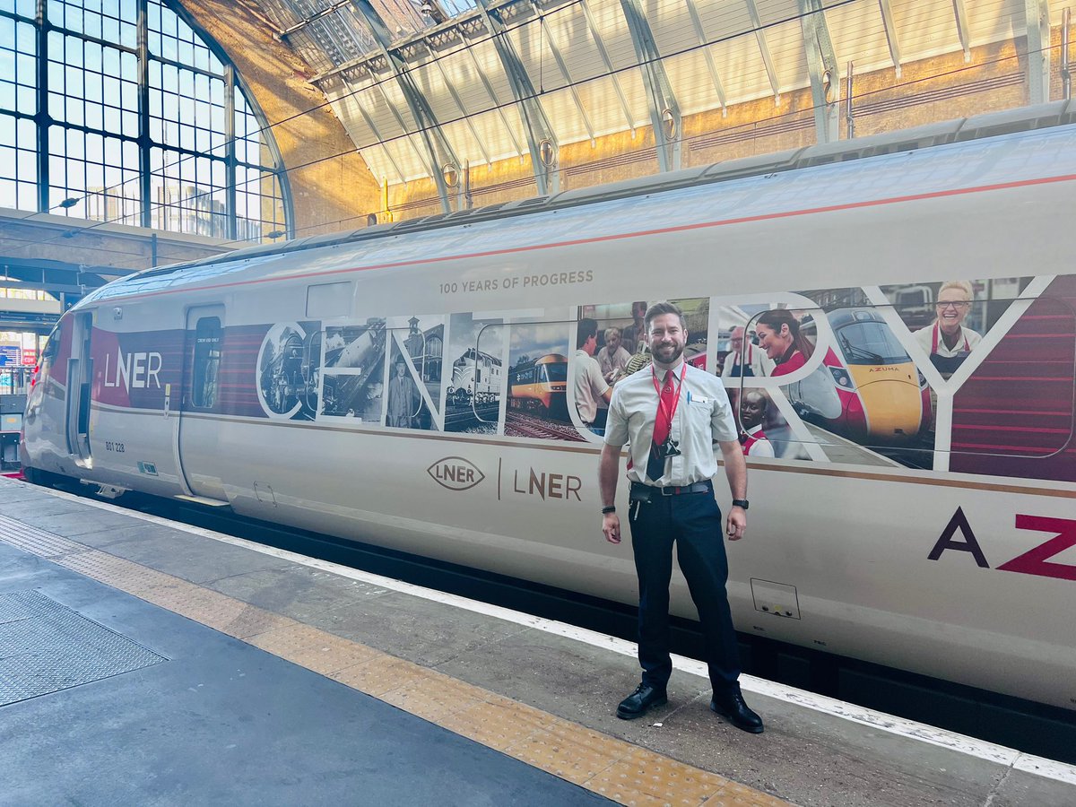 Yay! Finally got to work the Century Azuma 🥰

Today is national Hamburger day. So what would be your go to burger filling of choice 🤔 mine has to be blue cheese, onions, bacon and a mix or ketchup and mayo 🍔 what about yours? 

#LNER #NationalBurgerDay