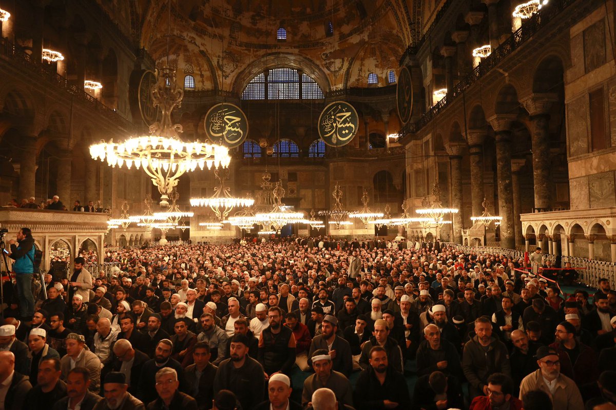 28 Mayıs, Yüzyılın Zaferinin sabahında, 

İstanbul’un Fethi'nin yıl dönümünde,

Ayasofya Camii'nde sabah namazımızı kıldık.

Elhamdülillah 🤲