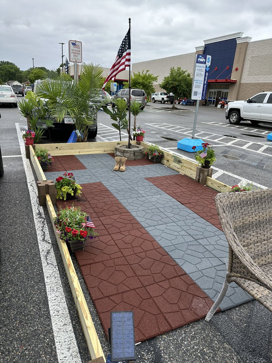 What an amazing way to pay tribute to our soldiers @Lowes …this is in our home town of @RoanokeCounty . Thank you! ❤️🇺🇸💙 #MemorialDay #ThankYouSoldiers #Lowes