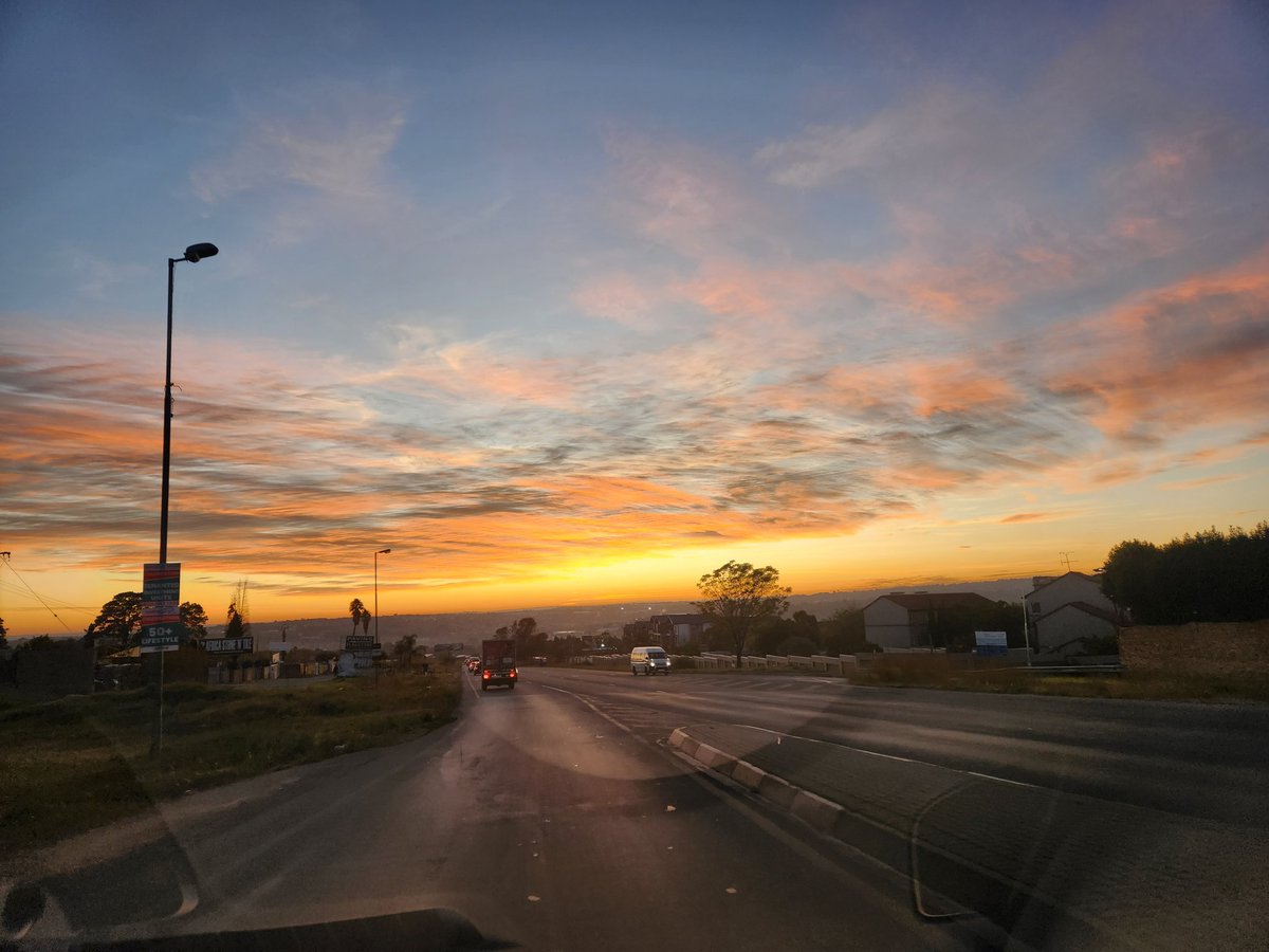 Magnificent Johannesburg sunrise on the way to work this morning 

#MiguelChan #Sommelier #Africa #Sunrise #GoodMorning #Gauteng #Johannesburg #Farmall #WineBar #Sandton #MC #SouthAfrica #BeautifulSouthAfrica #Monday #Joburg #Sun #Jozi #Wine #KyaSand #CosmoCity #Chartwell #Bar