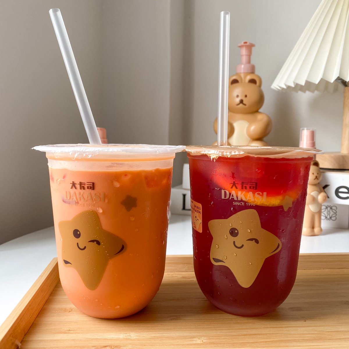 ความสดชื่นมารวมกันอยู่ตรงนี่แล้ว 🤗⭐️ ชาไทยและเลม่อนสดชาไทย 2 เมนูใหม่จาก DAKASI บอกเลยว่าดื่มแล้วอร่อยฟินสุดๆ เหมาะกับอากาศร้อนแบบบ้านเรามาก ชาไทยหวานมันกลมกล่อมและเข้มข้นถึงใจ ส่วนเลม่อนสดชาไทย ดื่มแล้วเฟรชมั่ก หอมเลม่อนกับชาแบบฟุ้งกระจาย สรุปแล้วคือดีงามทั้งคู่จ้า 🍋🫶🏻