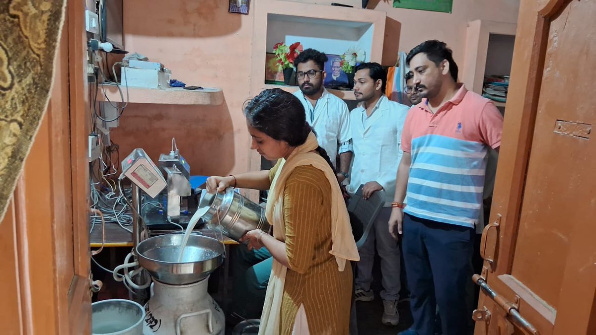 KasheeMilk's tweet photo. 🐄🩺 Exciting day at our milk pooling point! 🌿 Welcoming talented veterinary interns of BHU who are eager to learn about the dairy industry firsthand. 🥛🏥 From cow health assessments to milk quality control, they'll experience it all! #VeterinaryInterns #Kashee #BHU https://t.co/ED02zOVZyD