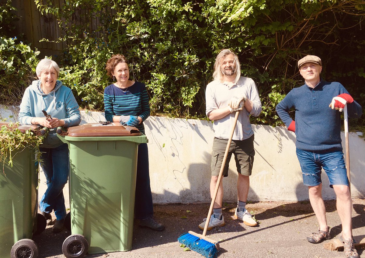 A big old thanks to wonderful neighbours for street weeding as part of a programme to phase out pesticides 💚 @LewesTC @LewesDC