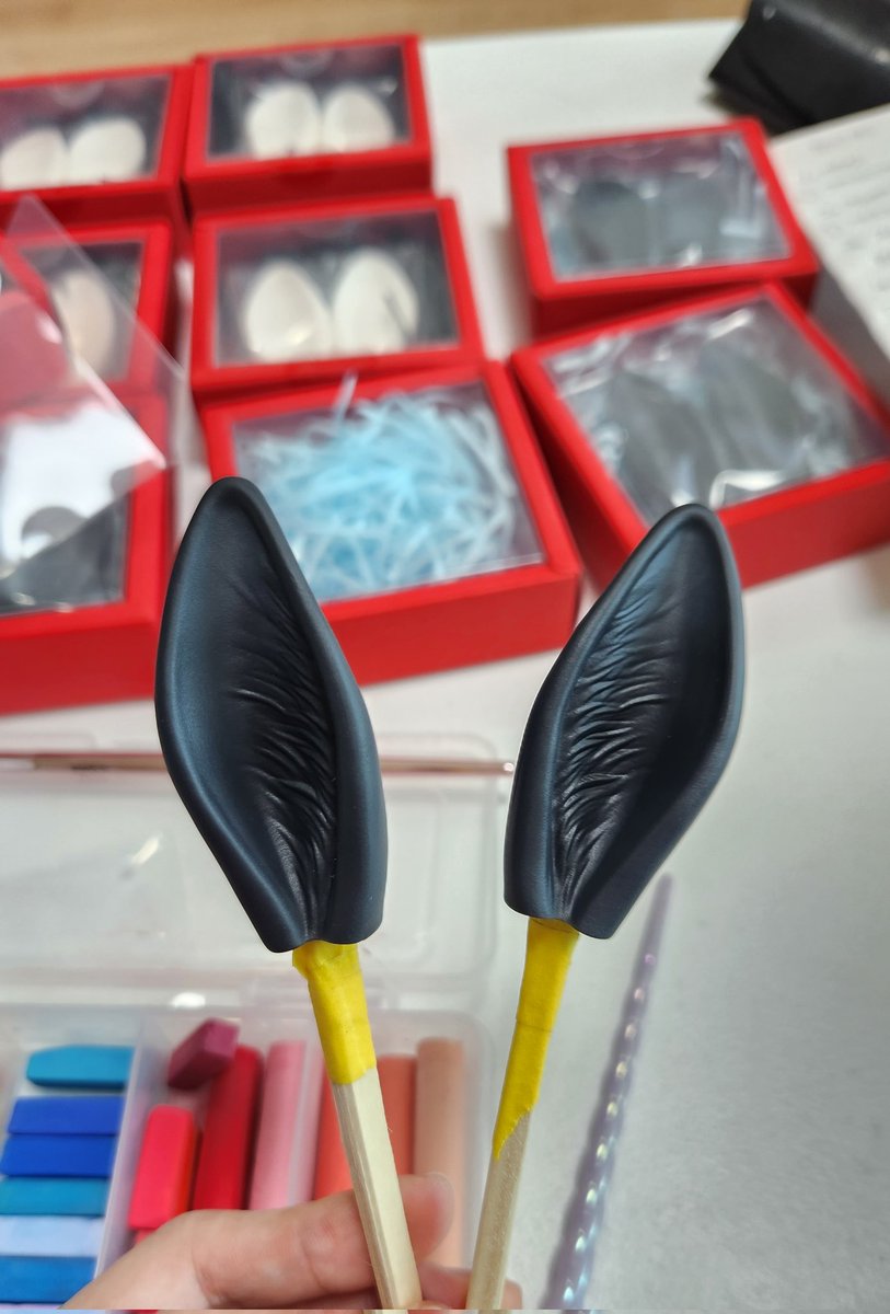 안녕하세요!! 🥹🥹  오래 기다려주셔서 감사합니다..🙏 오늘 최대한 작업+포장 마무리하려 온라인 송장 접수까지 진행하겠습니다.  아티토 레빗이어🐰  곧 찾아뵙겠습니다~~  모두 행복하고 즐거운 연휴 되세요! 😊