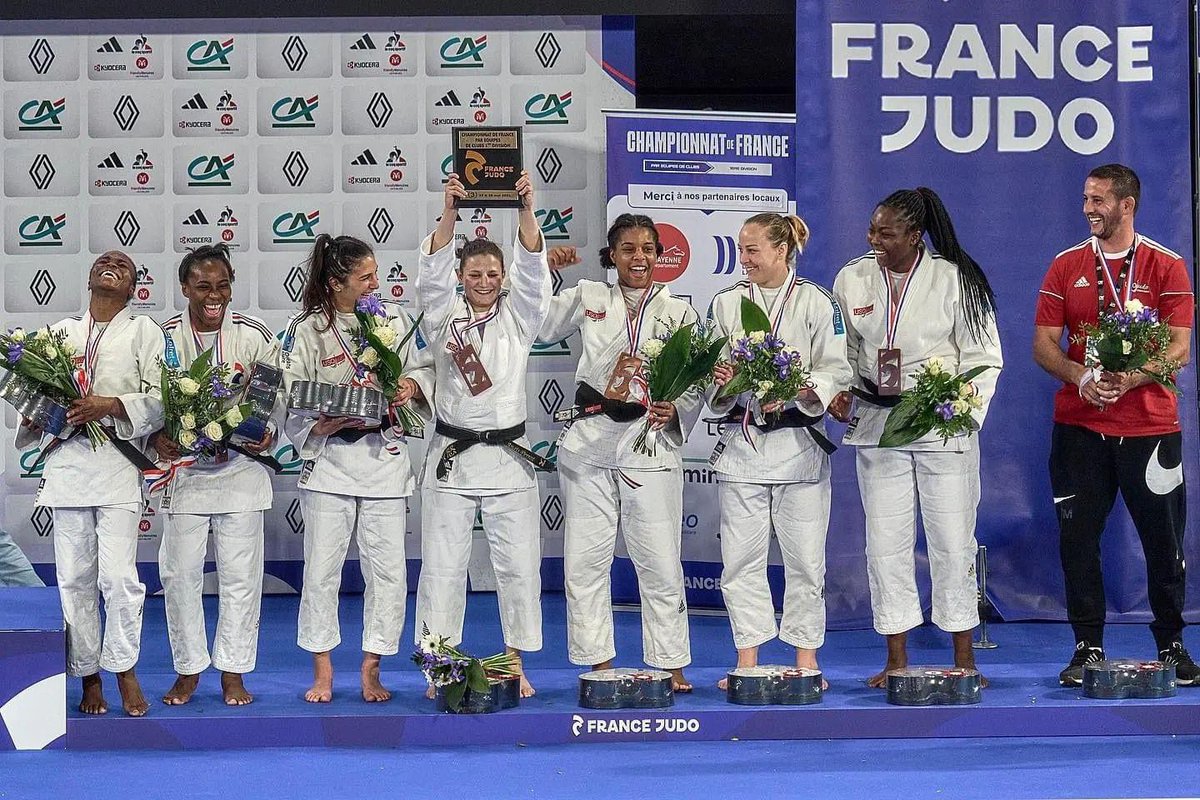 Bravo aux judokas de l’USO Judo médaillées de bronze au Championnat #France par équipes 🥉💥👏
Un très beau résultat qui vient récompenser toute une saison ! Bravo les filles et au staff 👏🏽
#FranceEquipes1D #Laval2023 #FierdEtreJudoka #CentreValdeLoire #Orléans #USOJudo