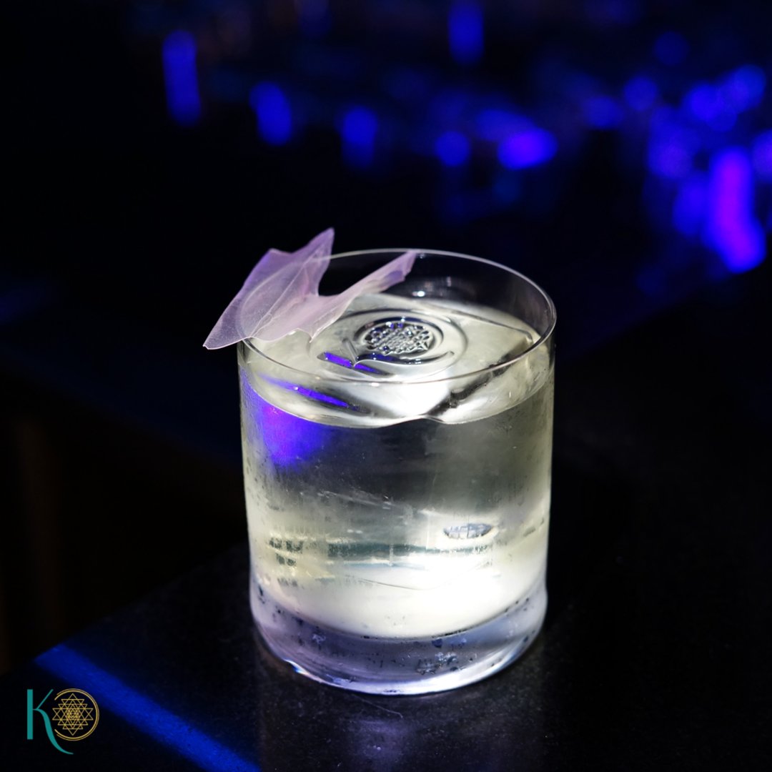 knowherebangsar's tweet photo. This vodka-based creation is highly addictive, drinker discretion advised!  🎭

Hallucinate your way into a higher frequency with the fresh and hypnotising flavours of grape and orange. Just one taste of our Eidolon Hallucination will have you dance floor, we promise! 😜 🛸 🦖 https://t.co/6VbZ57DYrW