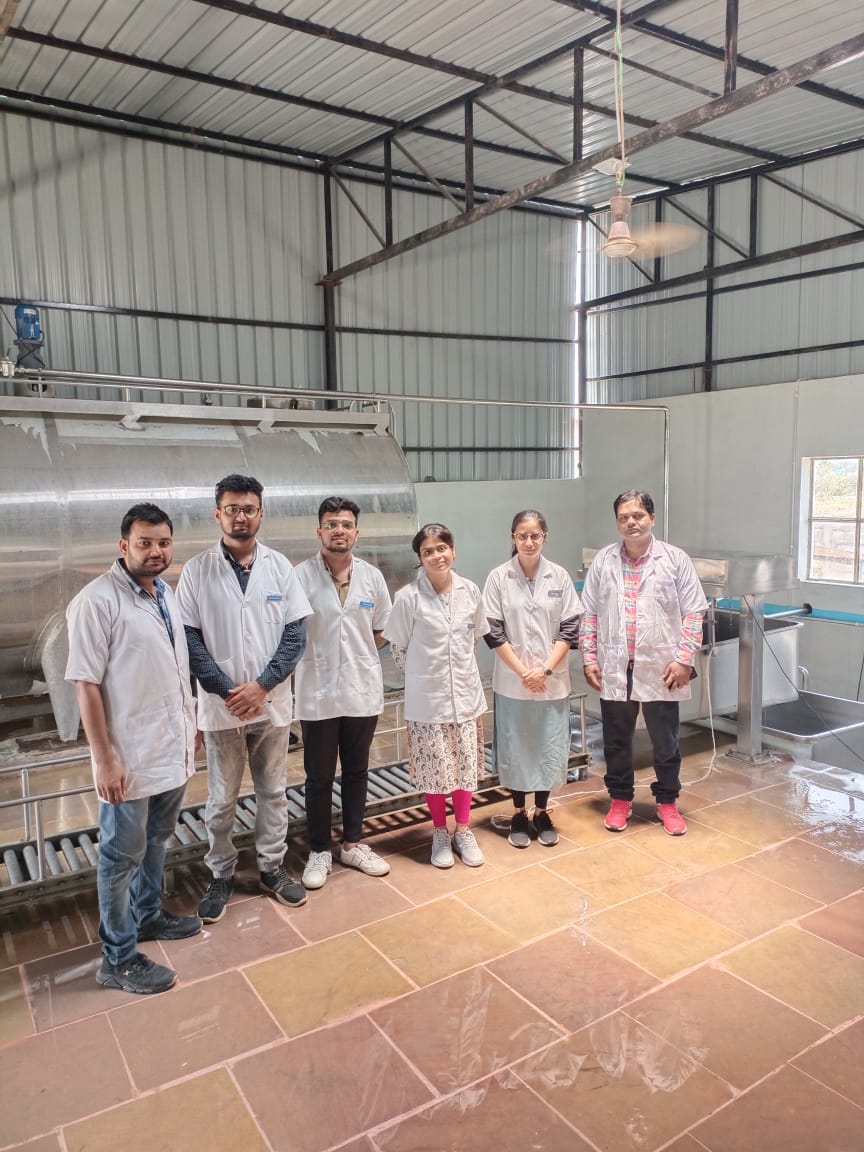 KasheeMilk's tweet photo. Veterinary Interns of BHU are getting first-hand experience in testing and analyzing milk samples and discovering the secrets behind ensuring safe and delicious dairy products #Kashee #BHU #MilkQuality #Dairy #VeterinaryInterns https://t.co/a8JD6PrQ2h