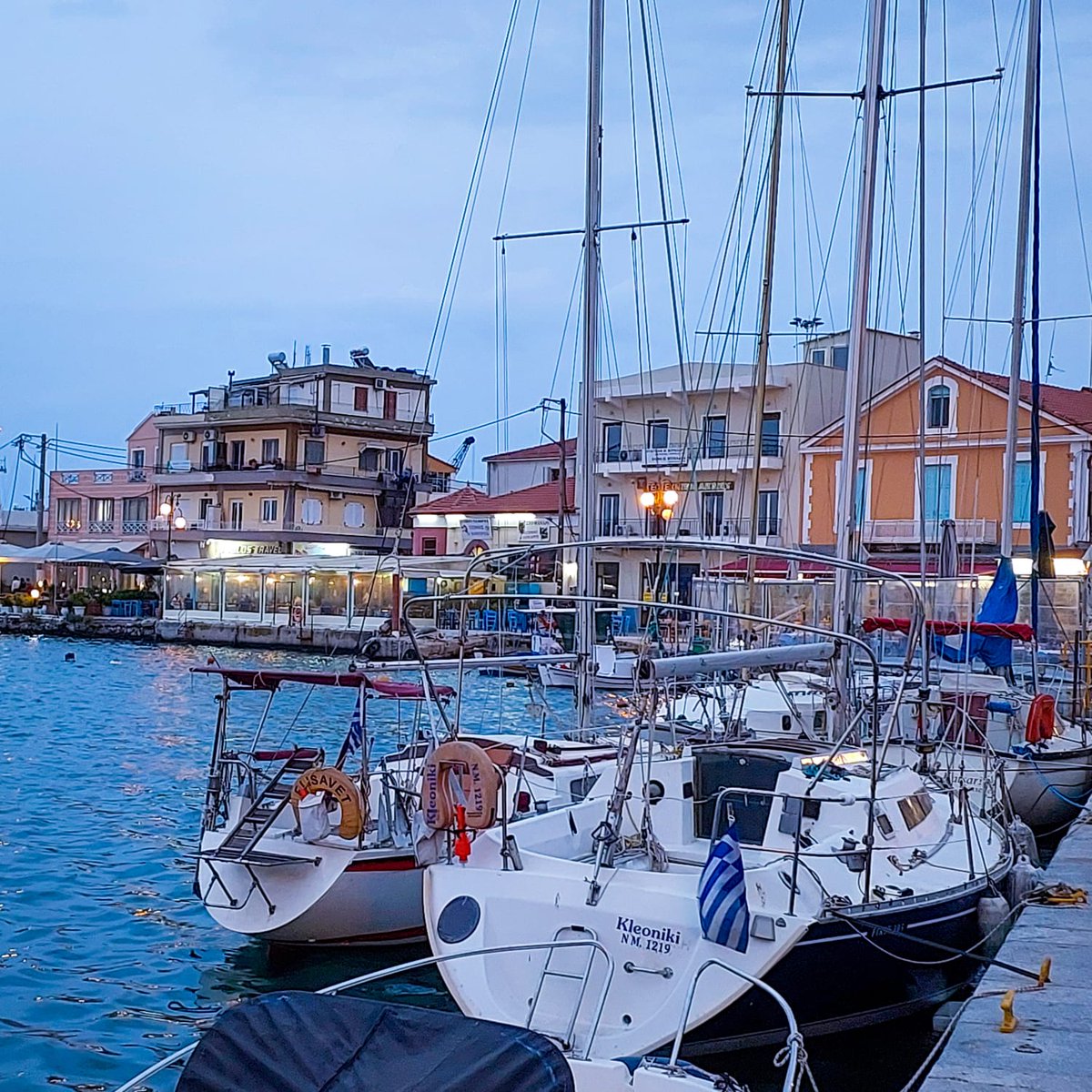 <a href="/frikdejager1/">frik de jager</a> sluit vanoggend in Klets en Kook by ons aan vanuit Griekeland en deel met ons 'n eg-tradisionele-resep uit Lesvos. Dis om 09:30 in INTUSSEN met <a href="/EloiseCupido/">IG: EloiseCupido</a> <a href="/Verorsg/">Veroniquev.Heyningen</a>